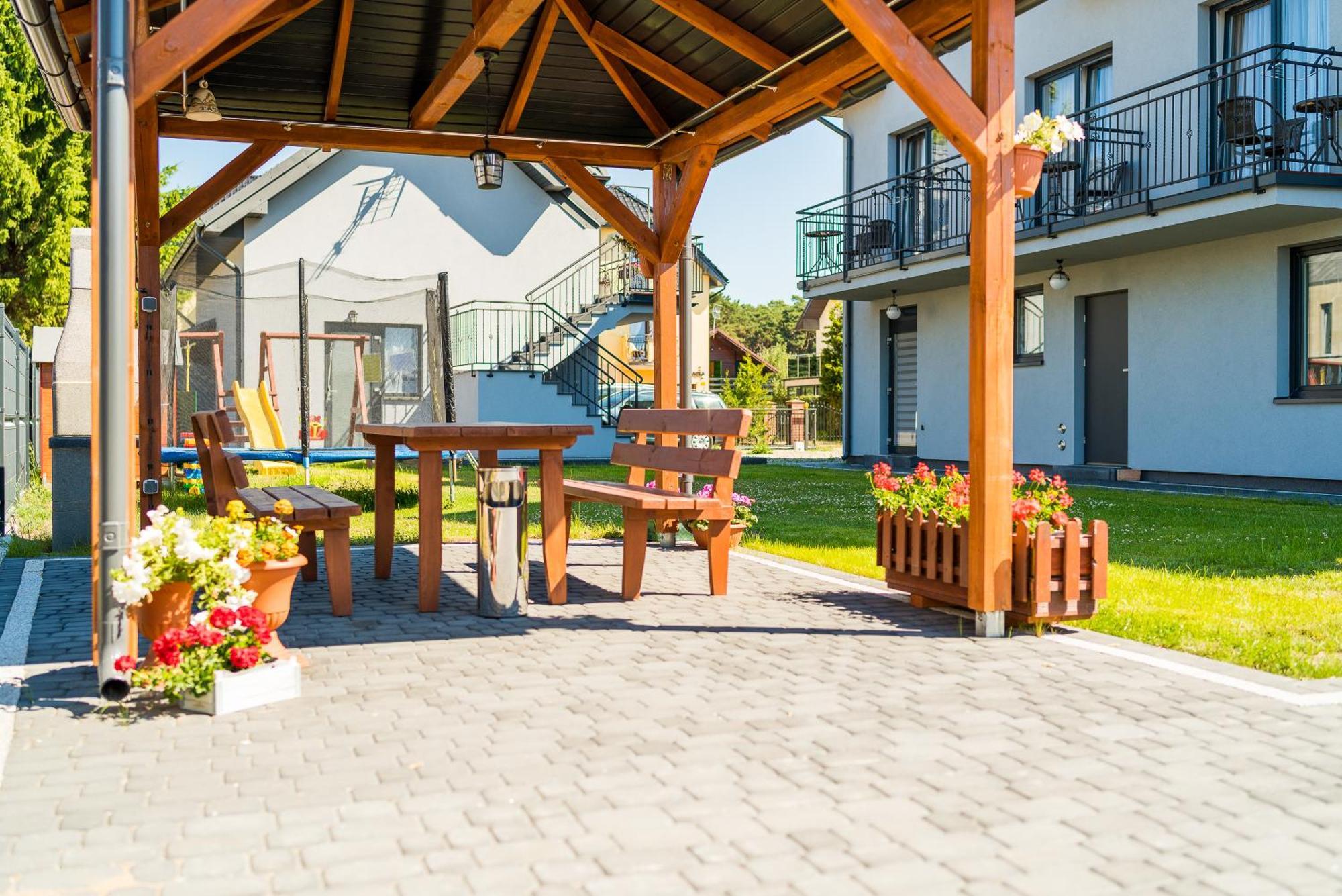 Magnolia Pokoje I Apartamenty Debki Exterior photo